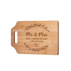 Tagliere in bambù unico con incisione laser fatta a mano, <span class=keywords><strong>regalo</strong></span> di anniversario di matrimonio per coppia, signore e signor, sposi - Product Image 1