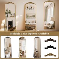 Miroir sur pied arqué pleine longueur avec cadre en aluminium sculpté, finition dorée, design vintage orné pour la décoration intérieure