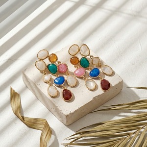 Orecchini pendenti a strati con pietre irregolari multicolori stile Boho, con nappe e gancio a goccia, montatura dorata, gemme arcobaleno, gioielli da donna per la spiaggia - Product Image 3