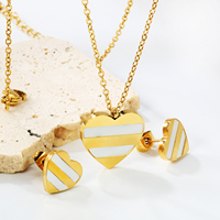 Parure de bijoux cœur personnalisée en acier inoxydable plaqué or, étanche, avec pendentif coquillage, collier et boucles d'oreilles pour occasions festives 2025