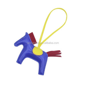 LLavero de oso pardo de dibujos animados personalizado de fábrica, llavero de cuero PU 2D bonito con aleación de <span class=keywords><strong>Metal</strong></span>, regalo de aleación de Zinc y Zinc para amantes de los animales