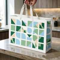 Sac de courses en papier kraft écologique et recyclable avec motif abstrait pour magasin de vêtements, personnalisable et luxueux