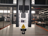 Máquina Router CNC de 4 Ejes Rongchi con Eje Rotatorio para Grabado 3D de Cilindros, Sistema de Tallado Industrial Multimaterial para Madera y Metal