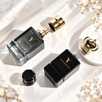 Flacon de parfum de luxe élégant 50 ml en verre carré facetté vide avec pulvérisateur, base épaisse et lourde, capuchon noir mat, anneau doré, avec boîte
