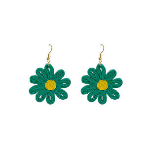 Boucles d'oreilles pendantes fleur contrastante en alliage plaqué or, faites à la main, motif marguerites tricotées, style bohème tendance pour femme, idéales pour la plage et les soirées estivales - Product Image 6