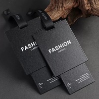 Étiquettes de vêtements en papier noir gaufré de haute qualité avec logo imprimé personnalisé Angelapack, avec cordon