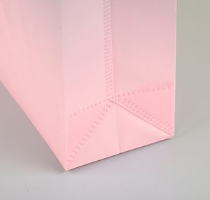 กระเป๋าผ้าไม่ทอแบบกันความชื้นพร้อมโลโก้พิมพ์กราเวียร์สำหรับบรรจุภัณฑ์ของขวัญ แฟชั่นส่งเสริมการขาย และปรับแต่งได้ - Product Image 3