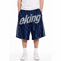 Shorts de basketball amples personnalisés style streetwear, imprimés par sublimation intégrale, motif à carreaux avec nom de marque, en satin