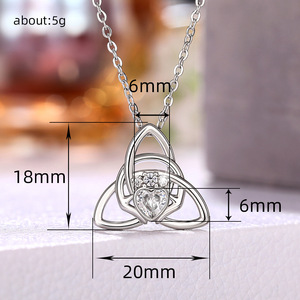 Collana con ciondolo a forma di cuore per donna, catena a clavicola con cuore in mano, gioielli alla moda - Product Image 5
