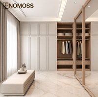 Armoire en bois artisanale avec organisation de tiroirs intégrée pour les chambres d'appartement, les maisons contemporaines et les projets de design d'intérieur