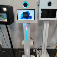 Cabina de Fotos Instantánea Portátil, Compacta y Cuadrada |   Pantalla Táctil de 15.6 Pulgadas con Ranura para Cámara SLR |   Instalación Fácil en Interiores/Exteriores
