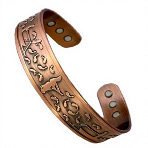 Bracelet ouvert magnétique en cuivre pur avec motif empreinte de pas, bijou en métal tendance au design exquis - Product Image 1