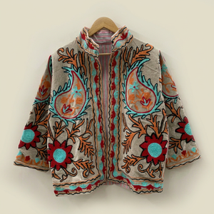 Chaqueta de Terciopelo Hecha a Mano de Primera Calidad para Mujer, Estilo Tradicional Cachemirí con Bordado Suzani, Chaqueta Elegante para Invierno - Product Image 1