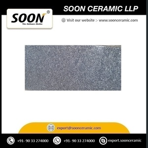 Prochainement : Grande dalle de granit bleu cristal flammé, qualité export indienne, en céramique, pour extérieur, style moderne, pierre naturelle. - Product Image 2