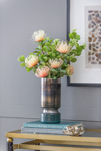 Smokey and Sublet: Exactamente lo que obtienes con el imponente florero de cristal que exhibe un cristal azul ahumado y un cromo. - Product Image 4