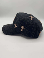 Casquette Snapback Noire Texture Dentelle Gothique avec Strass en Cristal, Badge Métallique NY et Patch Croix en Strass – Style Streetwear