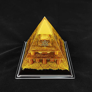 Ornement pyramidal en résine de cristal Kogiya avec gravure interne, décoration d'intérieur, cadeau personnel, objet de collection - Product Image 2