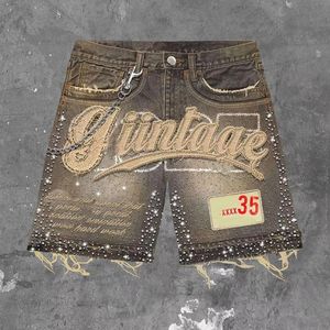 Set Personalizzato da <span class=keywords><strong>Uomo</strong></span> con <span class=keywords><strong>Camicia</strong></span> a Quadri Retrò e Pantaloncini <span class=keywords><strong>in</strong></span> <span class=keywords><strong>Jeans</strong></span>, T-shirt con Colletto e Applicazioni Ricamate con Strass - Product Image 4