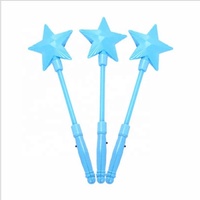 Baguette Magique Lumineuse Étoile Scintillante Jouet Pentagramme Féerique 3 Piles AG13 Incluses Rose Rouge/Bleu/Rose/Violet pour Halloween des Enfants