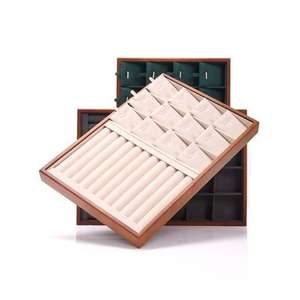 Bandeja de exhibición de joyas de cuero PU negro al por mayor para anillos, collares y pulseras - Product Image 1