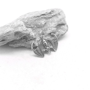 Pendentif de collier en acier titane, pendentif chauve-souris rétro, accessoires de vêtements de moto tendance pour hommes et femmes, bijoux pour hommes - Product Image 6