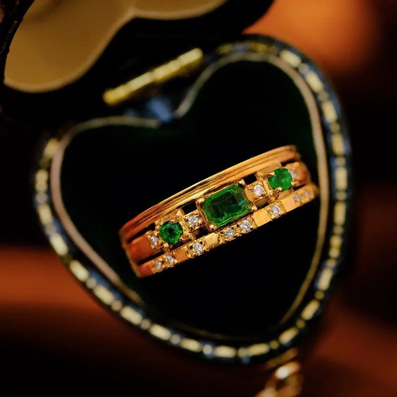 Anel esmeralda elegante, joias elegantes de diamante com esmeralda em ouro amarelo liso e natural para mulheres