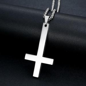 Pendentif croix inversée en acier inoxydable 57 mm pour homme, à porter au quotidien, couleur acier noir et or, forme géométrique, thème chrétien - Product Image 3