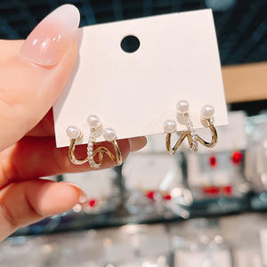 Orecchini a perno in oro E2357 con perla e cristallo, montatura a canale, gioielli minimalisti da donna per tutti i giorni - Product Image 4