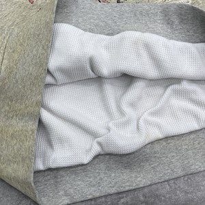 Sweat à capuche court en molleton bouclette personnalisé avec col brut, impression DTG, effet vieilli, poche déchirée, délavé soleil et délavé à l'acide - Product Image 3