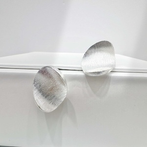 Boucles d'oreilles clous tendance en argent sterling 925 plaqué or coréen, grandes, gravées, style hip-hop occidental, géométriques simples - Product Image 1