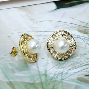 Boucles d'oreilles clous géométriques rétro vintage en cuivre et zircon, plaquées or 18 carats, bijoux pour femme, cadeau pour les occasions festives - Product Image 1