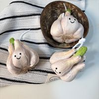 Porte-clés en peluche ail, poupée de simulation de légume, breloque de sac amusante et mignonne, ornement à suspendre pour sac à dos, cadeau