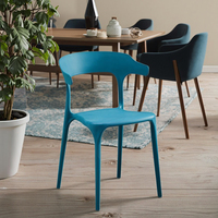 Ventes d'usine Chaise en plastique blanche au design élégant Chaises empilables acceptant la coutume