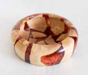 Bol en bois et résine fait main, alliant le charme rustique du bois et le design artistique de la résine, idéal pour la décoration intérieure élégante et l'usage quotidien. - Product Image 4