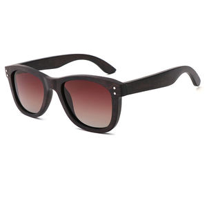 Lunettes de soleil en bois artisanales en gros de luxe avec verres polarisés et embellissements de clous avant - Product Image 2