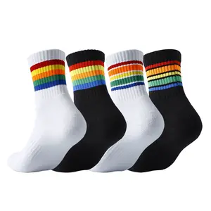 Sıcak satış Badminton spor çorapları çizgili kalınlaşmış rahat çift çorap gökkuşağı nefes orta tüp erkek ve kadın koşu