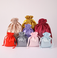 Sac à cordon en satin de soie recyclable avec pompon, logo personnalisé imprimé pour l'emballage de perruques de cheveux naturels et de mèches, idéal pour la vente au détail de marques.