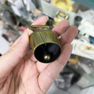 Mayorista Alta Calidad Refrigerador Suizo Decoración Metal Navidad <span class=keywords><strong>Pequeña</strong></span> Campana <span class=keywords><strong>Mano</strong></span> Anillo Campana Abrebotellas Imán <span class=keywords><strong>Nevera</strong></span> - Product Image 3