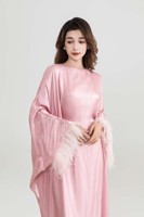 OEM Kundenspezifisches Logo Bescheidenes Elegantes Muslimisches Damenkleid aus Satin mit Weiten Ärmeln und Federverzierten Manschetten in Voller Länge