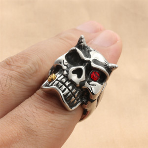 Bague Crâne en Acier Titane avec Œil Rouge et Incrustation Dorée, Bijou Punk pour Homme, Cadeau Style Rétro, Design Géométrique - Product Image 3