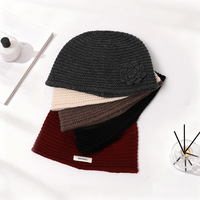Bonnet en laine pure tricoté à la main avec fleur 3D pour femme, chaud et couvrant, effet amincissant pour le visage, idéal pour l'hiver