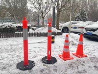 Poteau de signalisation routière réfléchissant de 110 cm, type T ou Hoop Top, délimitateur amovible avec base en caoutchouc de 6 kg ou 8 kg pour la sécurité routière