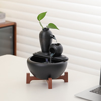 Fontaine d'eau en céramique faite à la main, surface émaillée, style chinois, avec circulation d'eau et poissons porte-bonheur pour la décoration