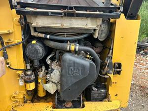 Chargeuse compacte sur chenilles CAT 257B jaune, équipement de construction d'occasion - Product Image 4