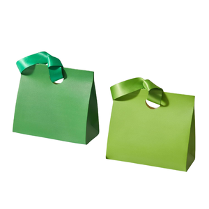 Sac d'emballage en papier cartonné personnalisé en usine, gaufré, durable, avec poignée, sac cadeau de luxe personnalisé avec logo - Product Image 1