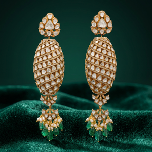 Juego de pendientes tradicionales de diseño intrincado indio Polki Droplet, elaborados en oro de 18 quilates con detalles de esmeralda en forma de pera, producto personalizable. - Product Image 3