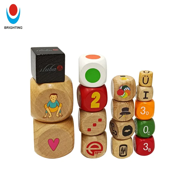 Dadi in legno personalizzati OEM ODM all'ingrosso a buon mercato personalizzato legno inciso e stampato colorato cubo vuoto dadi gioco di dadi naturali
