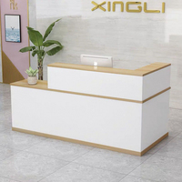 Bureau d'accueil personnalisé avec bordure colorée pour hôtels et hôpitaux, bureau en bois polyvalent au design minimaliste