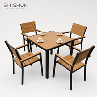 Ensemble table et chaises de jardin en aluminium WPC, mobilier de patio moderne avec plateau à lattes pour restaurant, hôtel, ou usage extérieur.