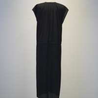Robe longue ample noire unie en maille texturée à col rond et taille à cordon pour femme